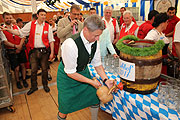 Anstich 2016 durch den Ersten Bürgermeister Christoph Böck am 13.05.2016 mit nur 2 Schlägen (©Foto: Martin Schmitz)